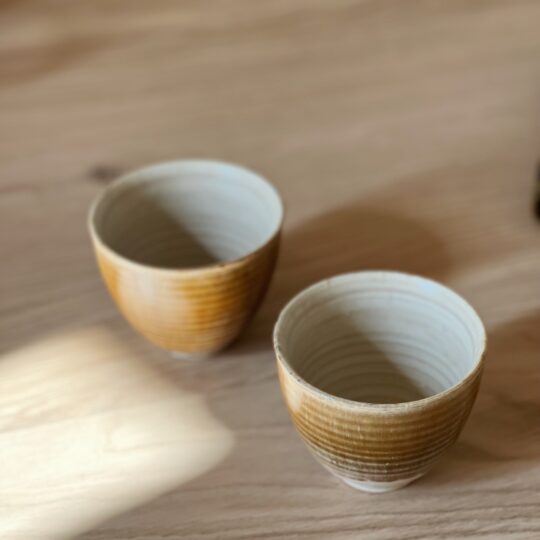 Duo de tasses en grès marron glacé