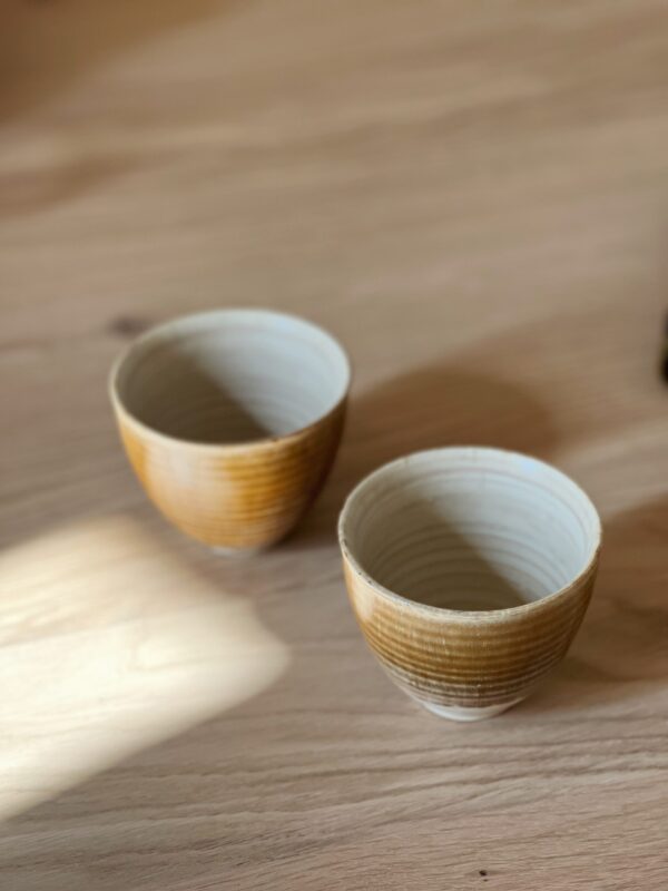 Duo de tasses en grès marron glacé
