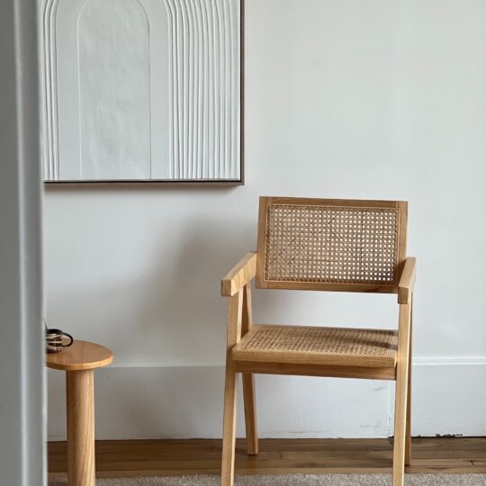 Chaise en cannage avec accoudoirs