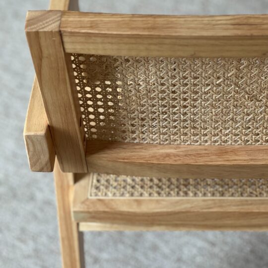 Chaise en cannage avec accoudoirs bois naturel