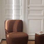 Fauteuil en tissu bouclette marron