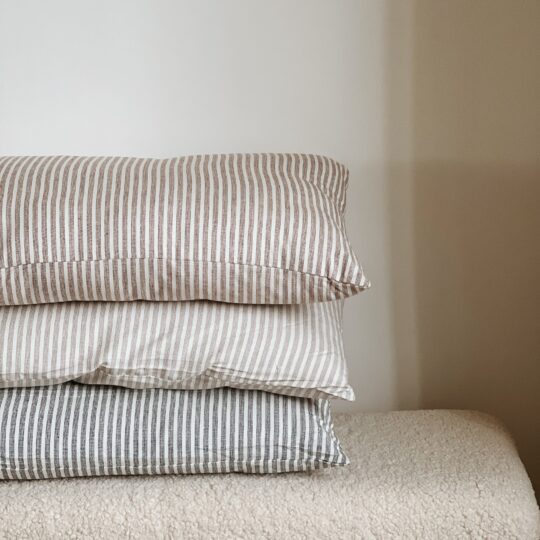 Coussin en coton rayé