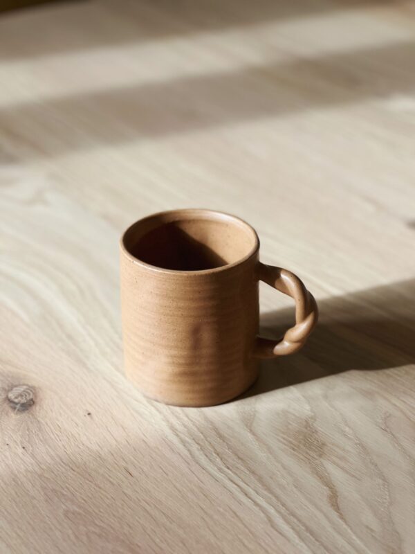 Mug en grès avec anse torsadée
