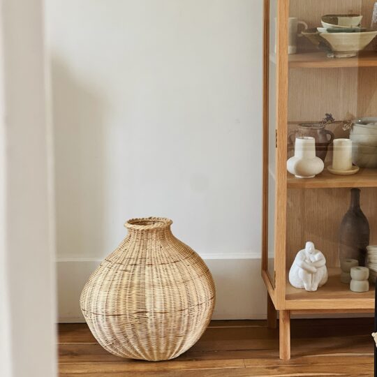 Grand vase en rotin tressé