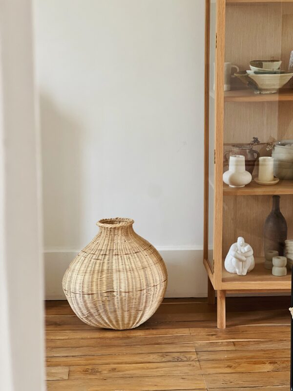 Grand vase en rotin tressé