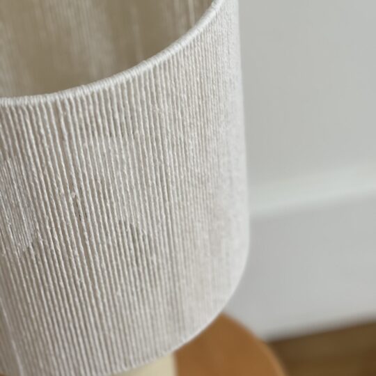 Lampe en grès beige avec abat jour tressé