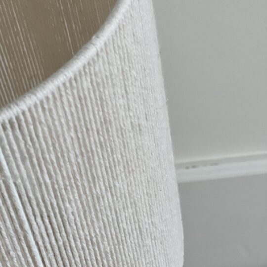 Lampe en grès avec abat jour tressé