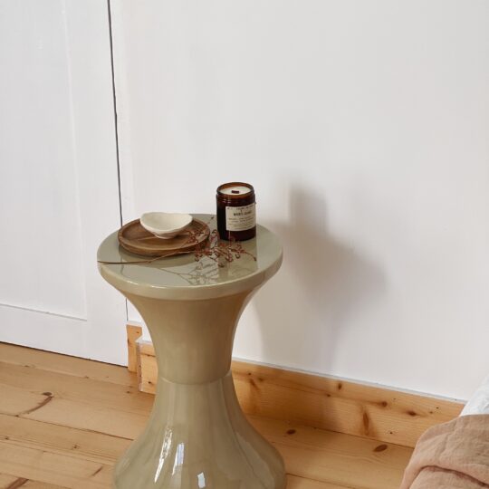 Tabouret tam tam en métal beige