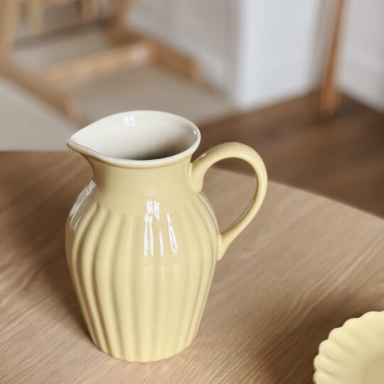 Pichet en grès jaune paille