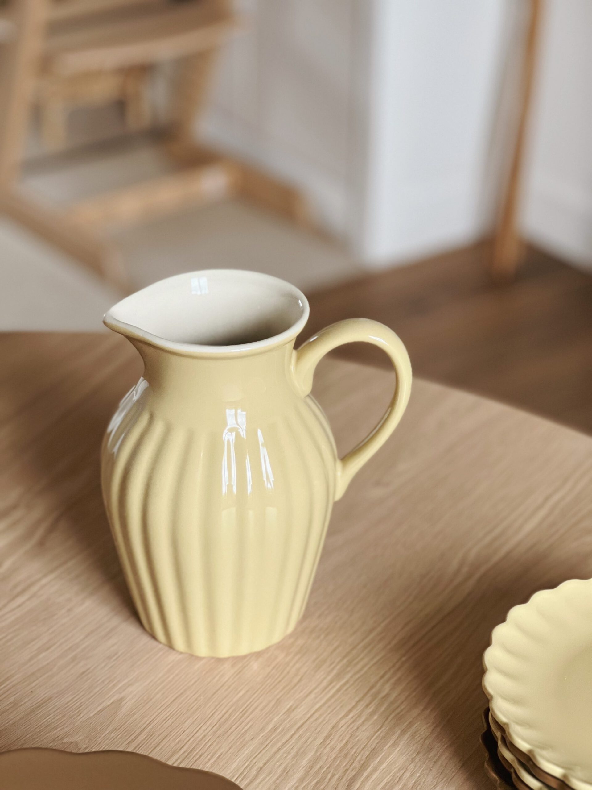 Pichet en grès jaune paille