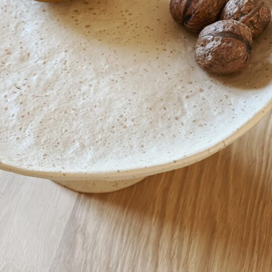 plat à gâteau sur pied