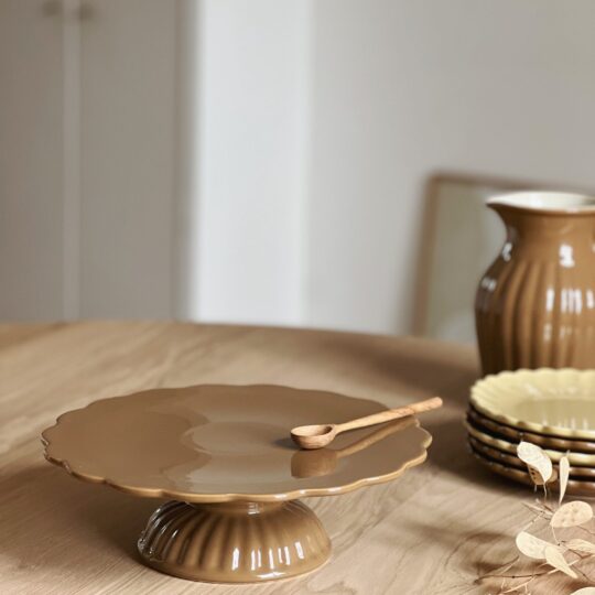 Plat à gâteaux sur pied marron
