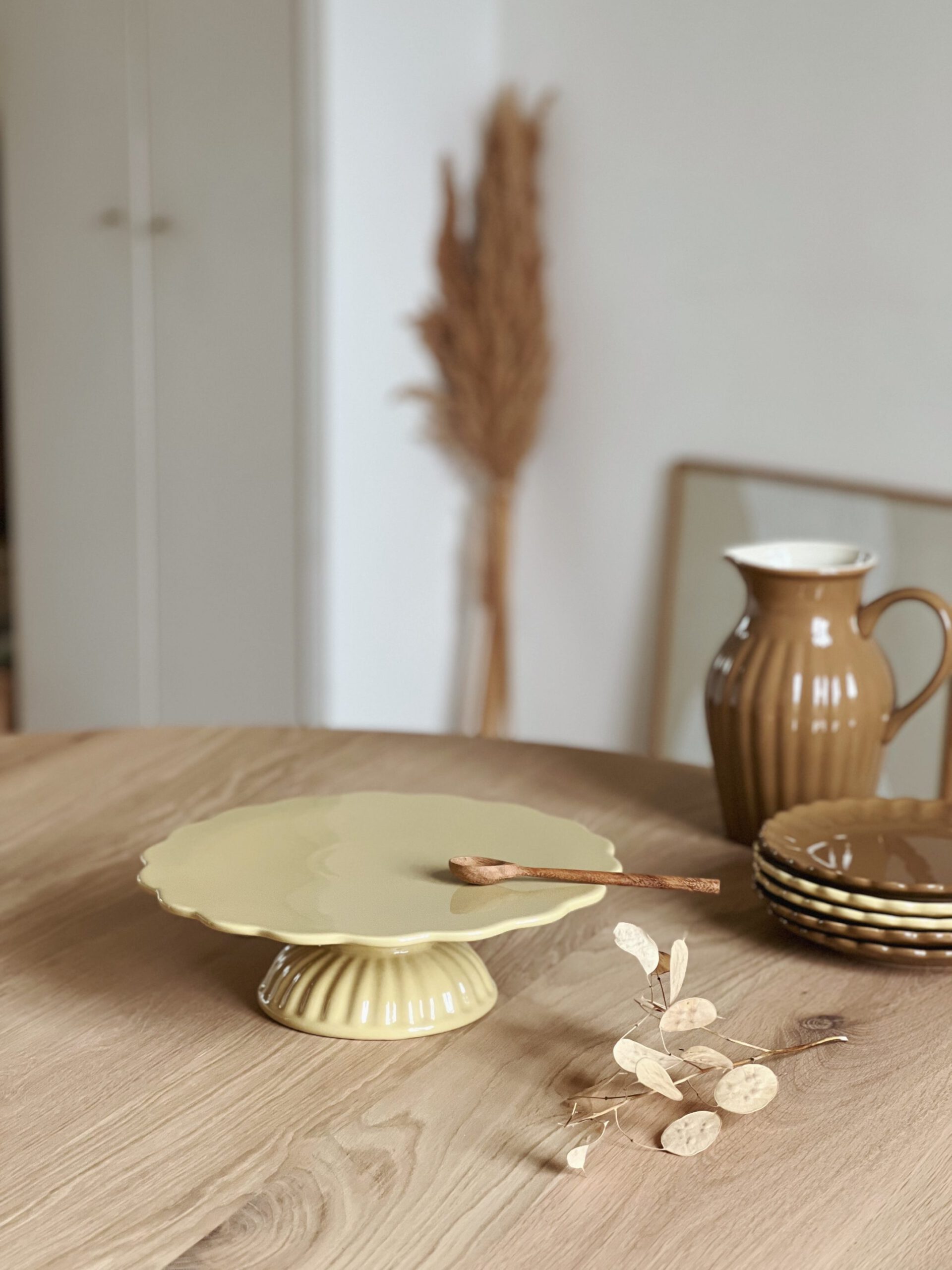 Plat à gâteaux sur pied en céramique