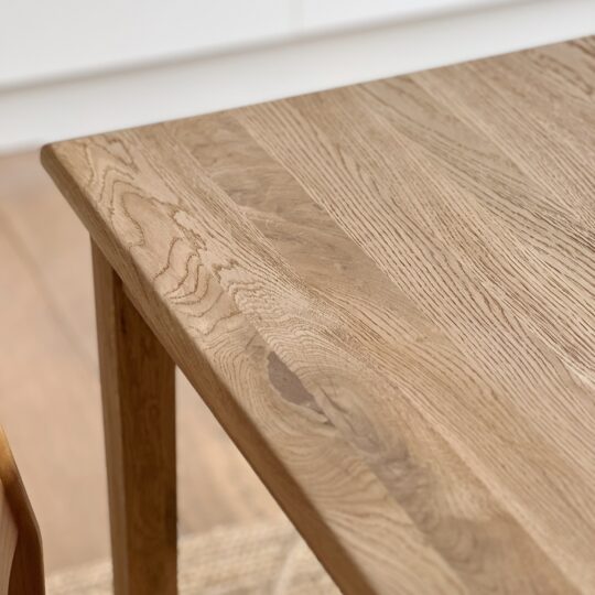 Table de salle à manger en chêne brut