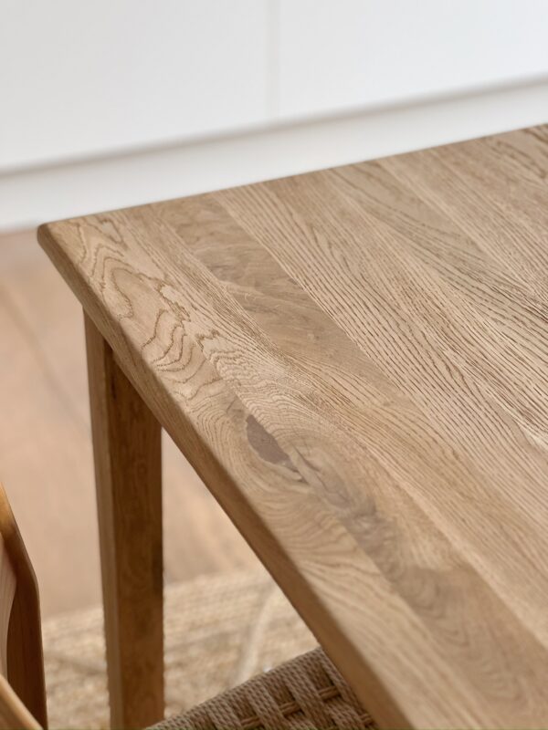Table de salle à manger en chêne brut