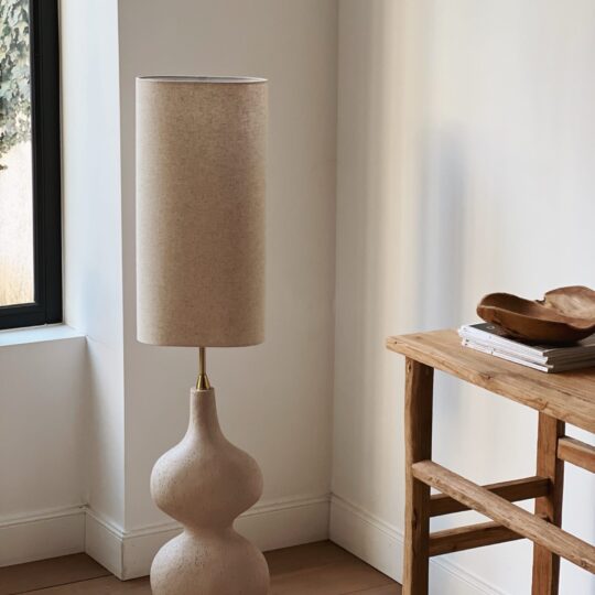 Lampadaire en résine beige