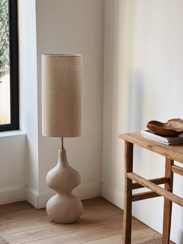 Lampadaire en résine beige
