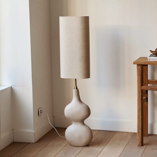 Lampadaire beige aux formes organiques
