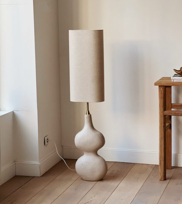 Lampadaire beige aux formes organiques