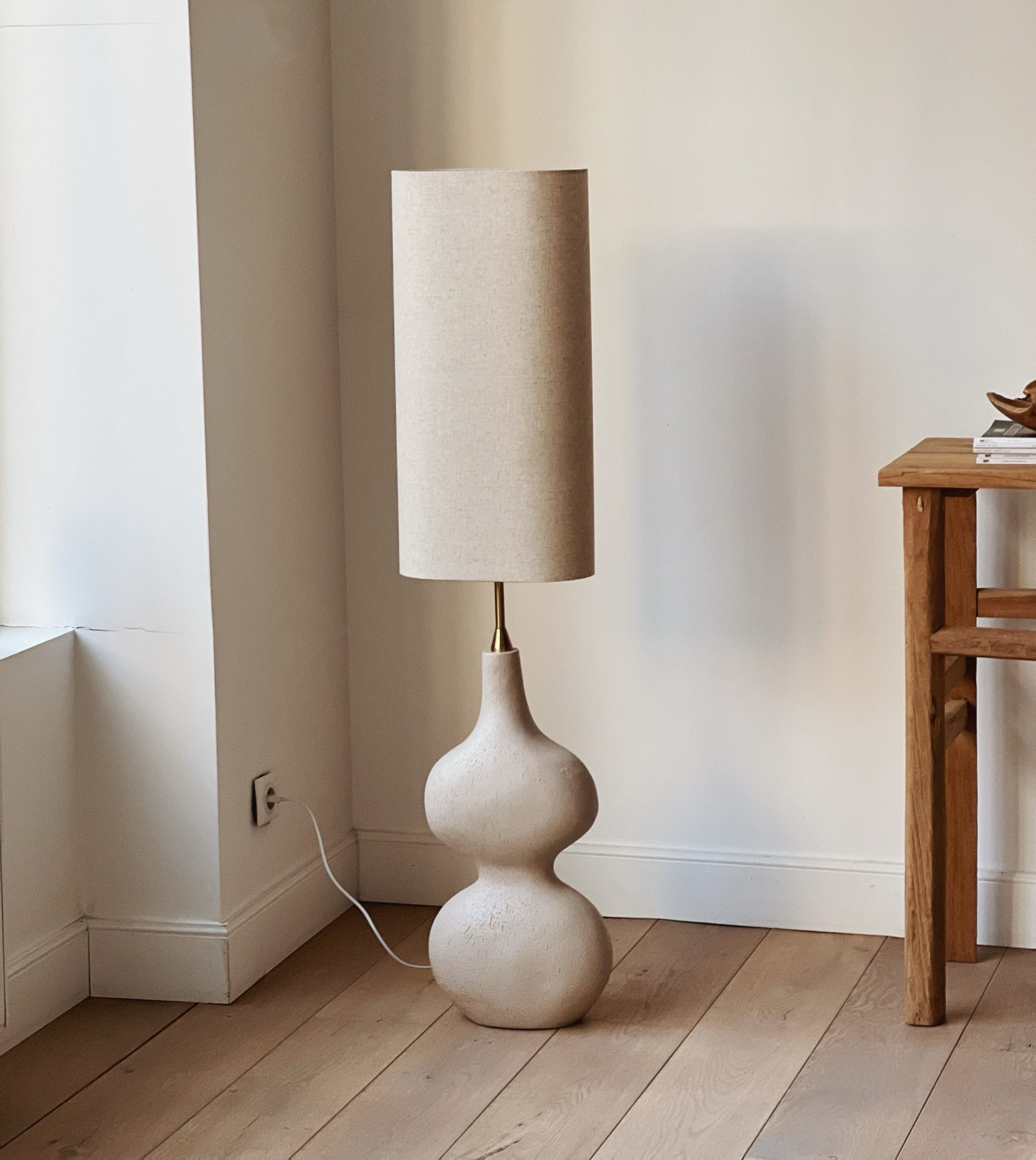 Lampadaire beige aux formes organiques