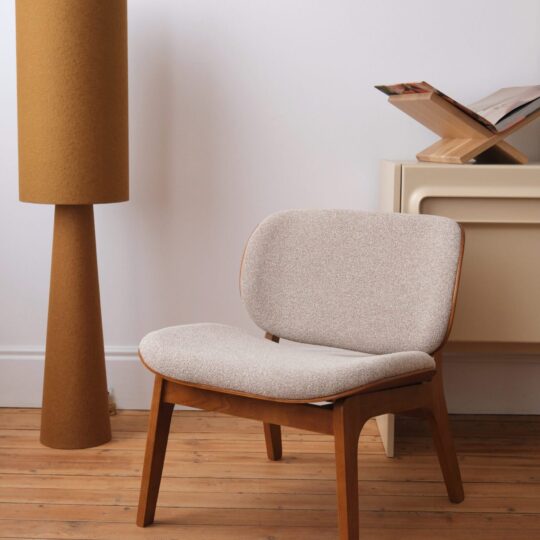 Fauteuil tissu beige et bois