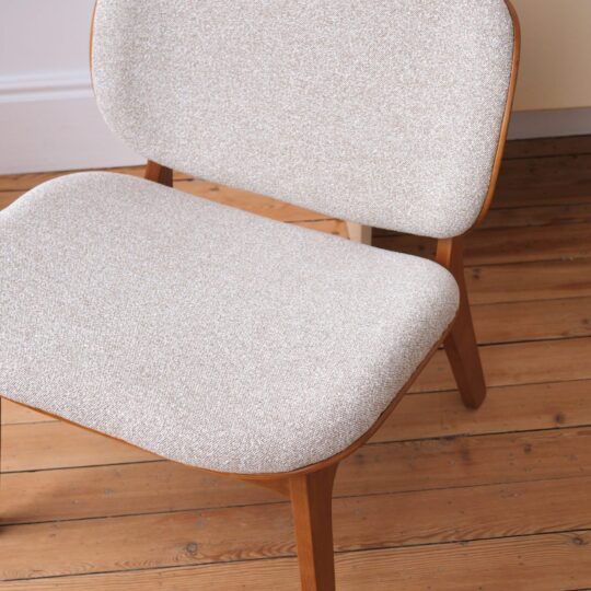 Fauteuil beige et bois