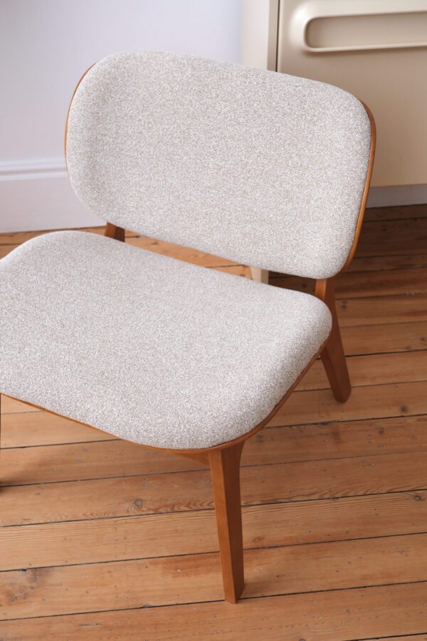 Fauteuil beige et bois