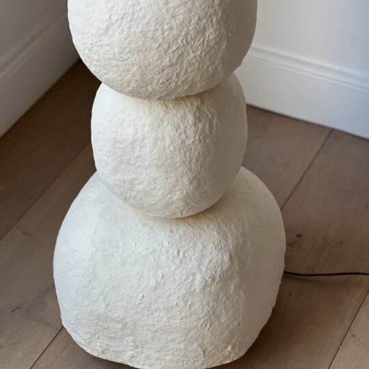 Lampadaire boule en papier mâché