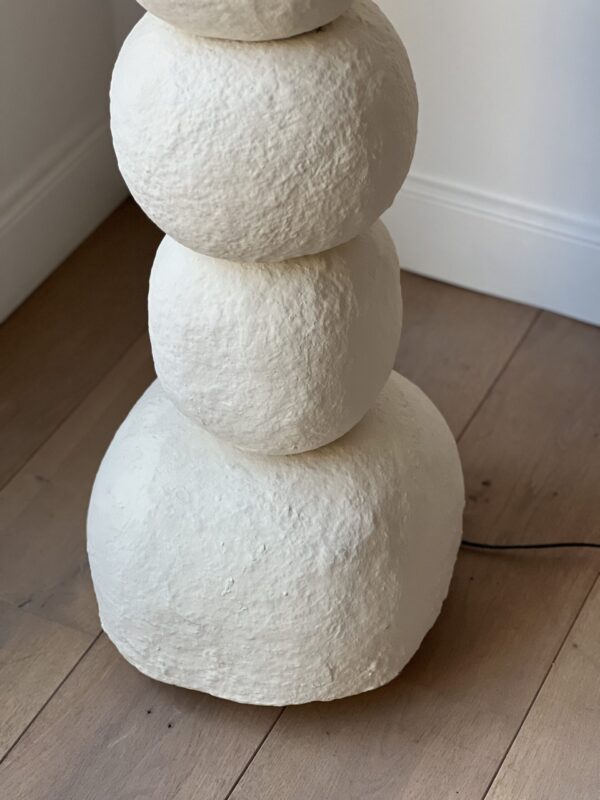 Lampadaire boule en papier mâché
