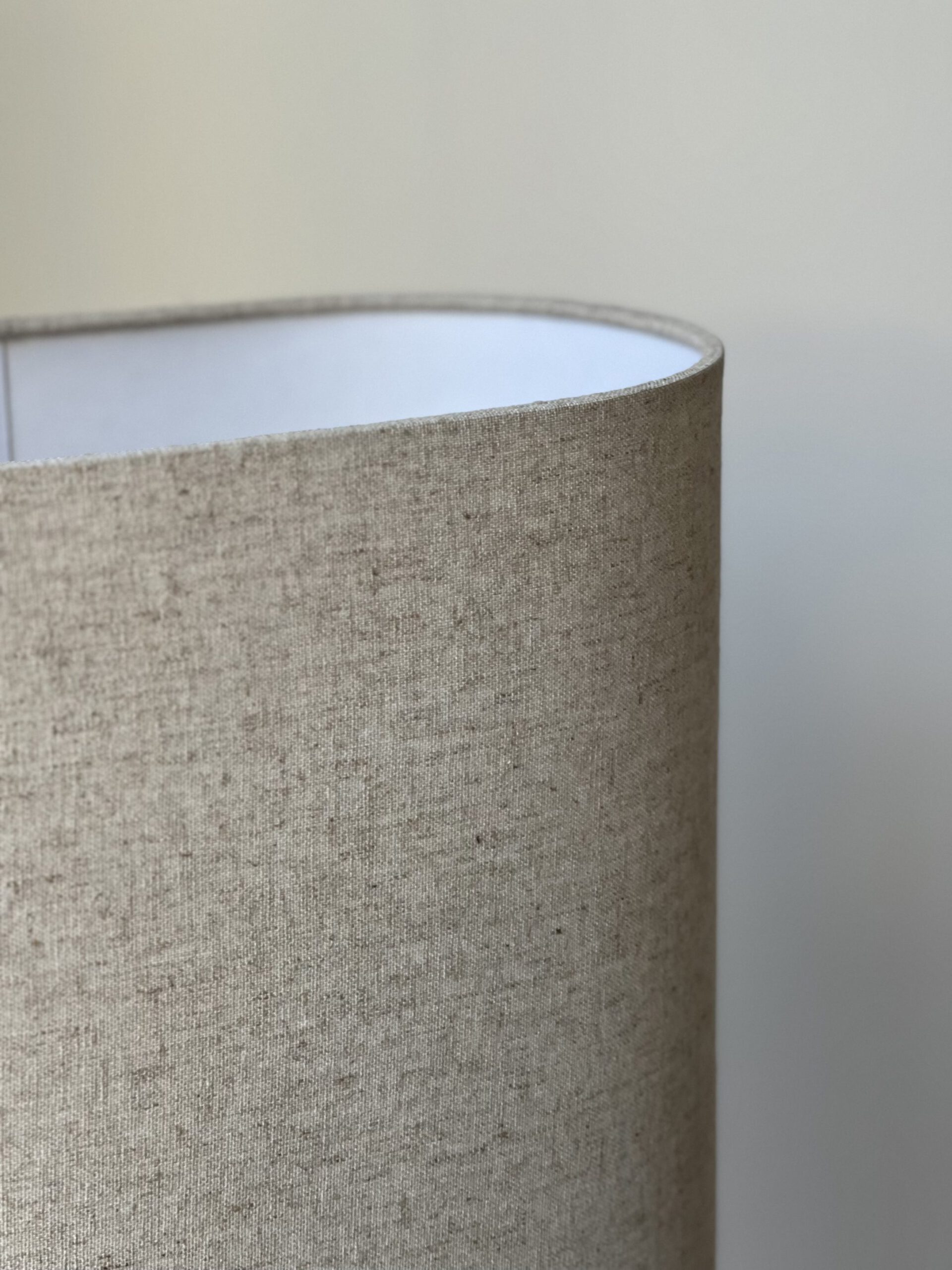 Lampadaire beige en résine