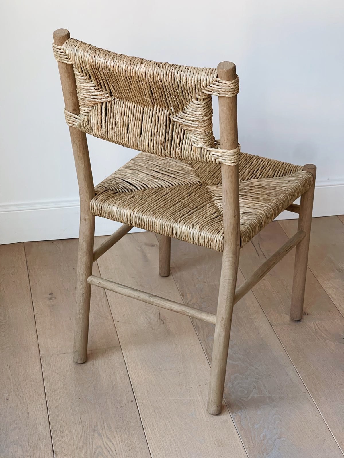 chaise en bois et rotin