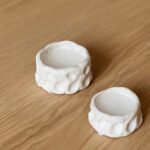 Bougie en céramique relief blanc