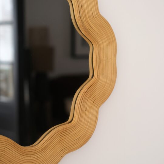 miroir ondulé en rotin