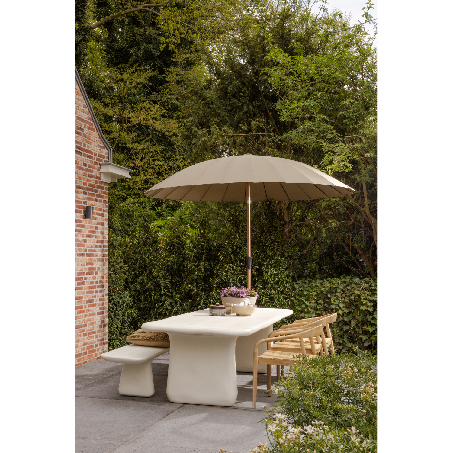 Table de jardin en résine blanche – Image 10