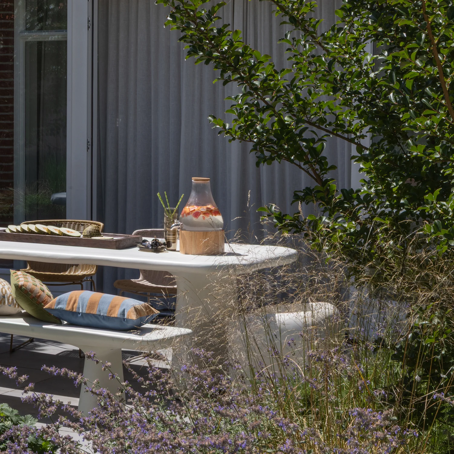 Table de jardin en résine blanche – Image 9