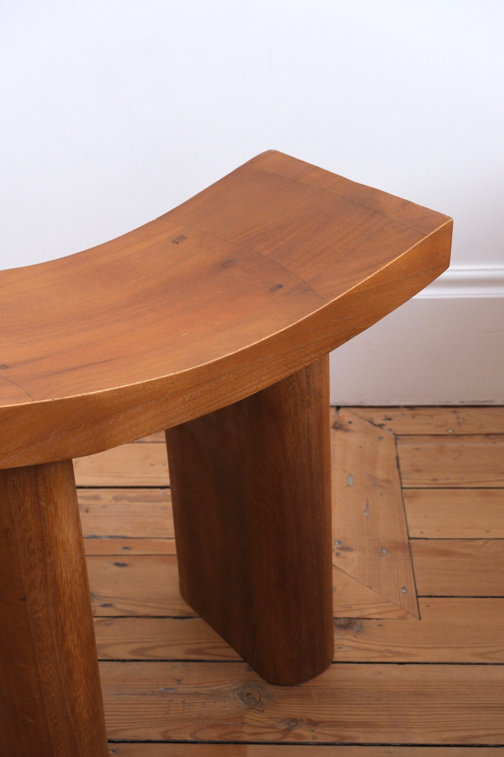 Tabouret japonais incurvé