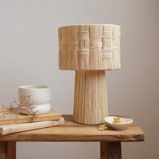 Lampe en raphia naturel