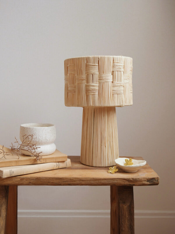 Lampe en raphia naturel