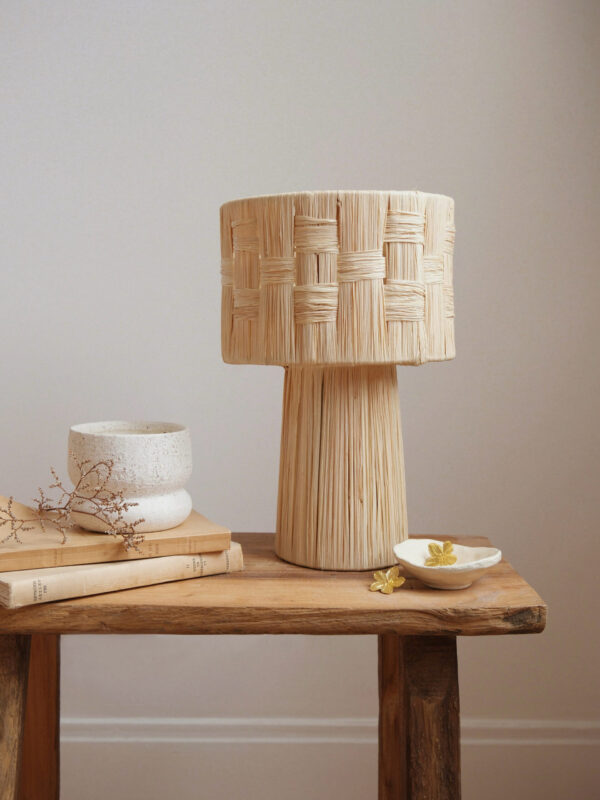 Lampe en raphia naturel