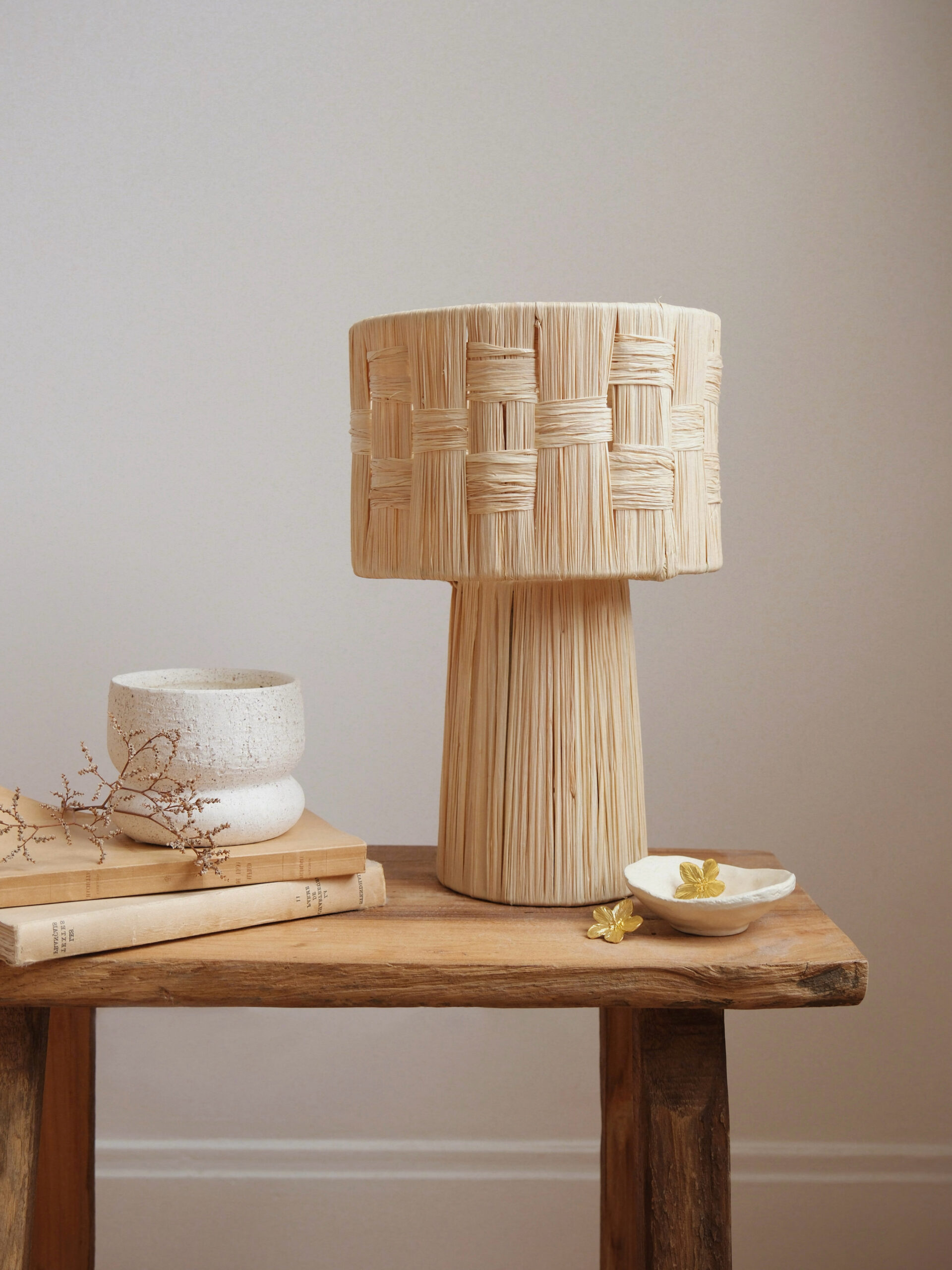 Lampe en raphia naturel