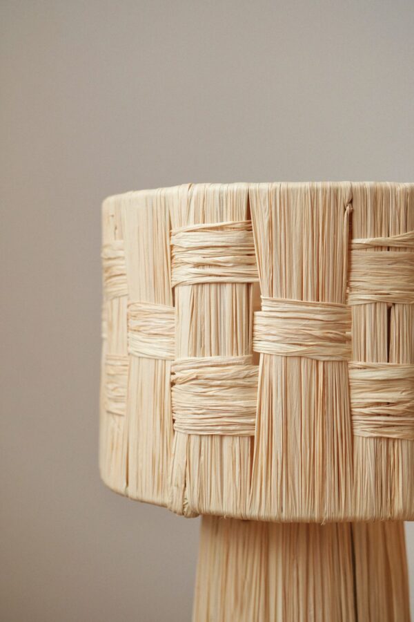 Lampe en raphia naturel