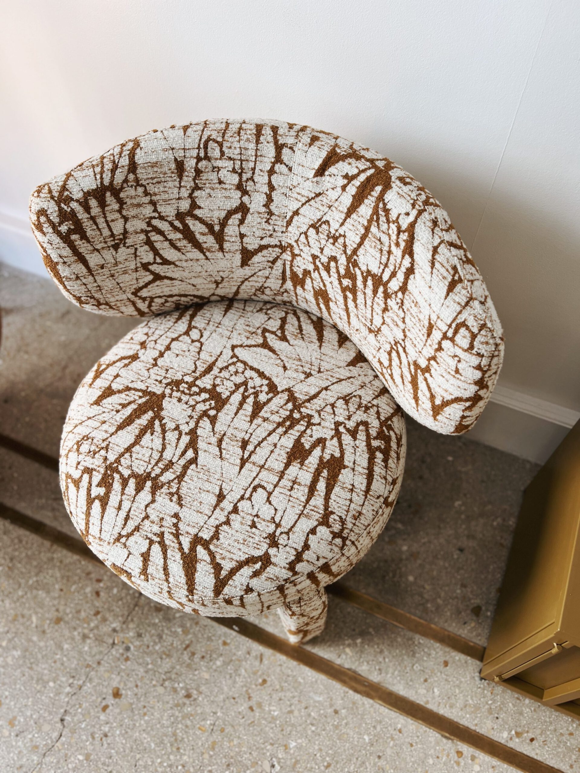 Fauteuil design imprimé fleuri