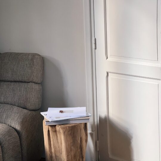 Tabouret en teck recyclé – Image 1