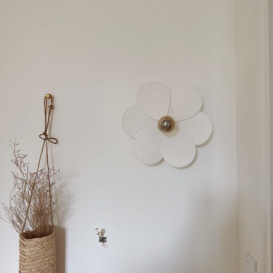 Applique murale Fleur en papier mâché – Image 1