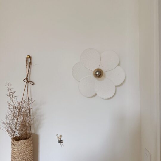 Applique murale Fleur en papier mâché – Image 1