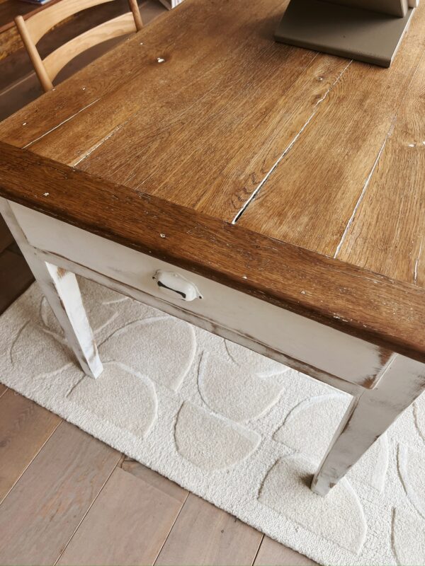 Table de ferme vintage en bois massif - pieds blancs