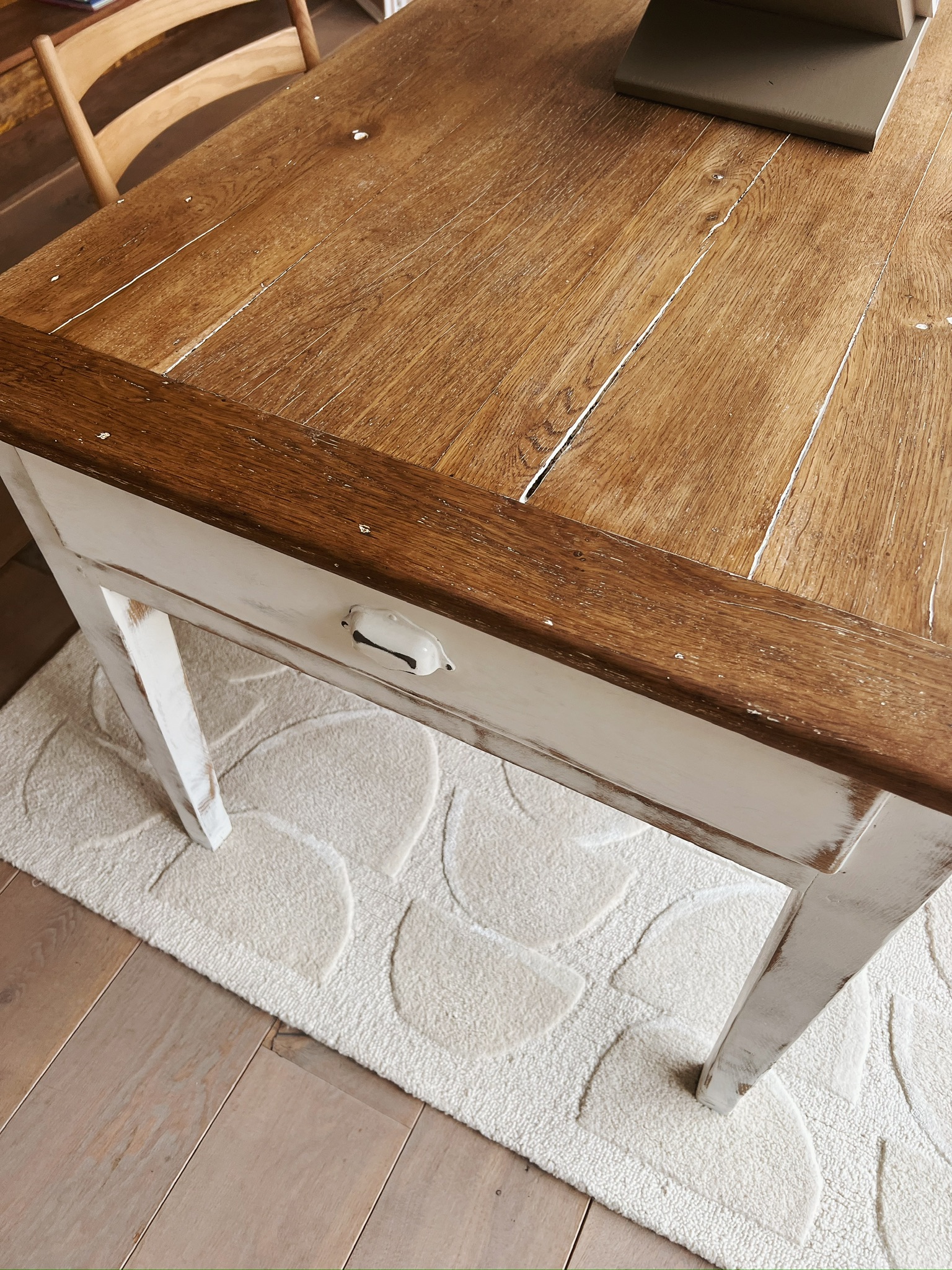 Table de ferme vintage en bois massif - pieds blancs – Image 4