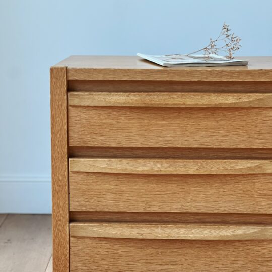 Meuble bas en bois à tiroirs – Image 4