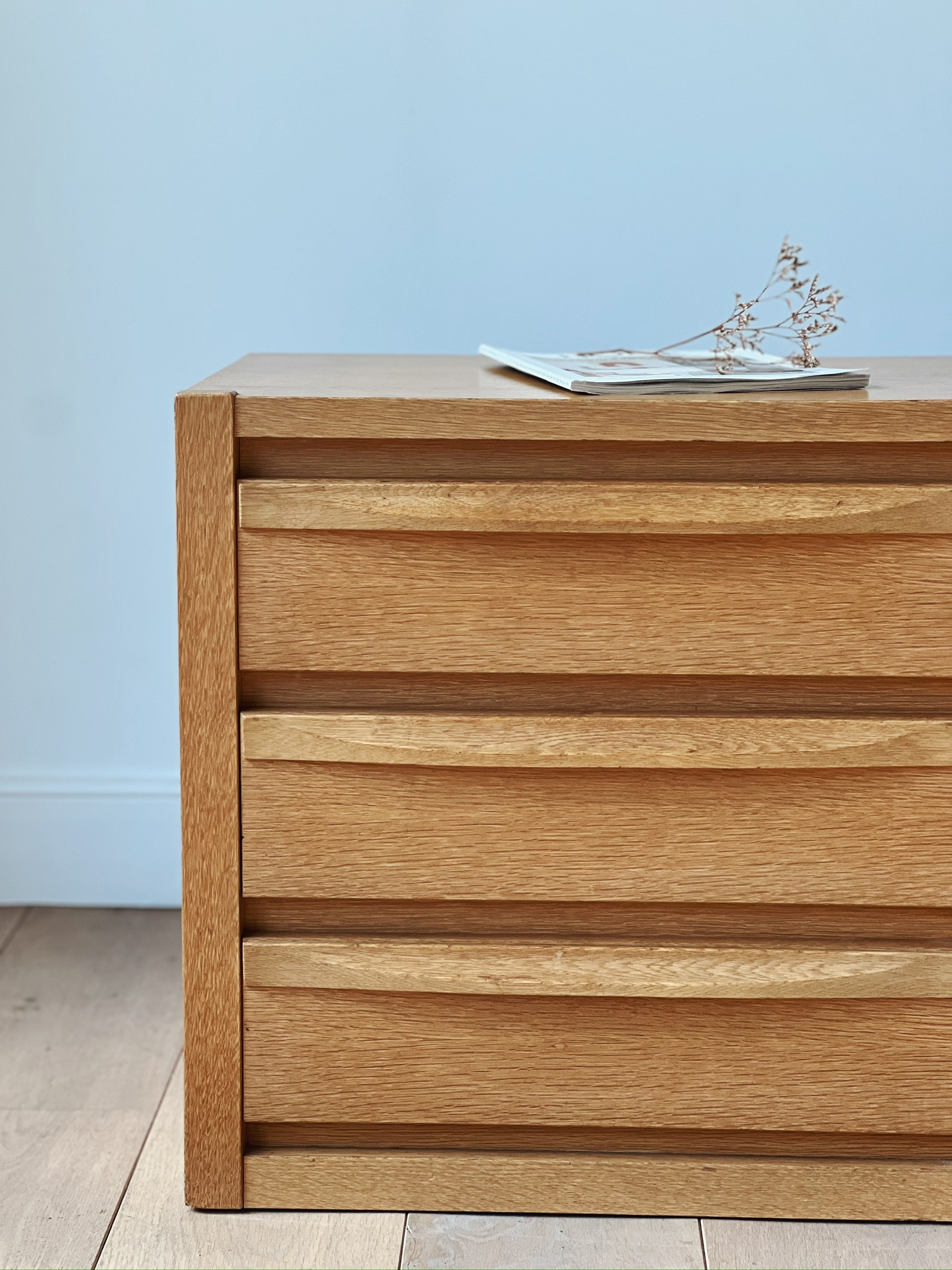 Meuble bas en bois à tiroirs – Image 4