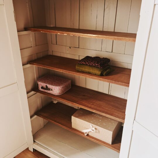 Armoire enfant vintage en bois – Image 4